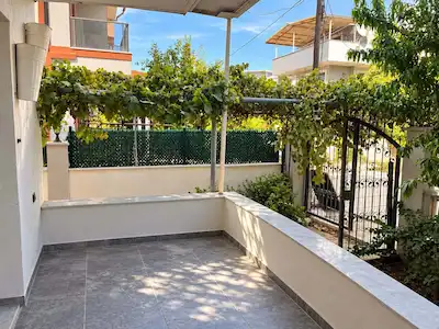 URLA ÇAMLIÇAY’DA 2+1, BALKONLU, DOĞALGAZ KOMBİLİ SATILIK DAİRE