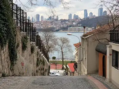 KUZGUNCUK’TA TARİHİ DOKU İÇİNDE, MÜSTAKİL BAHÇELİ ÖZEL MÜLK