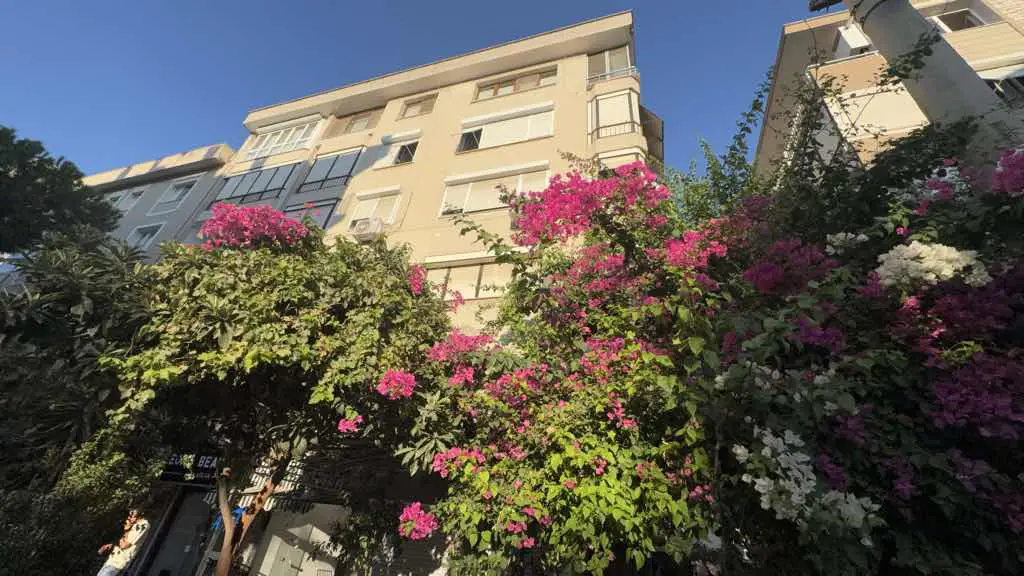KARŞIYAKA BELEDİYESİ ‘NİN ARKA SOKAĞINDA ASANSÖRLÜ BİNADA SATILIK 3+1 DAİRE