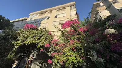 KARŞIYAKA BELEDİYESİ ‘NİN ARKA SOKAĞINDA ASANSÖRLÜ BİNADA SATILIK 3+1 DAİRE