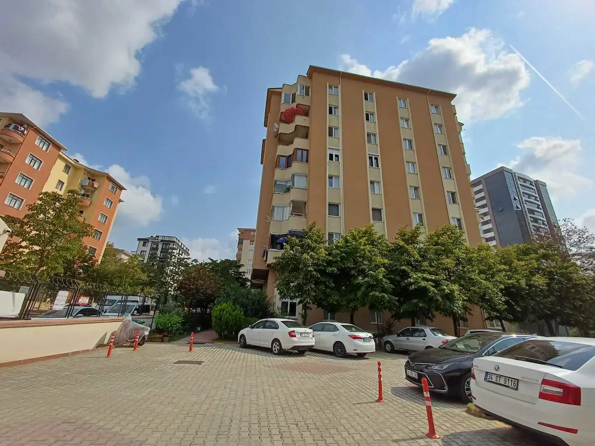 YAKACIK MERKEZ 7/24 GÜVENLİKLİ KIRLANGIÇ SİTESİ BALKONLU 2+1 KİRALIK