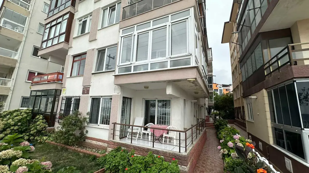 REMAX'TAN ÇINARCIKTA SAHİLDE SATILIK ARA KAT DAİRE