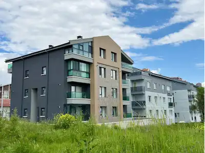 İNCEK MERKEZDE BULVARA YAKIN BALKONLU FULL EŞYALI VE OTURUMA HAZIR 1+1