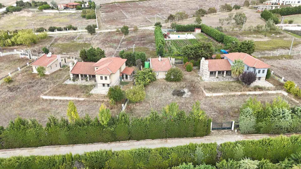  İSTANBUL SİLİVRİ FENERKÖY'DE GENİŞ BAHÇELİ 4.863 M² VİLLA