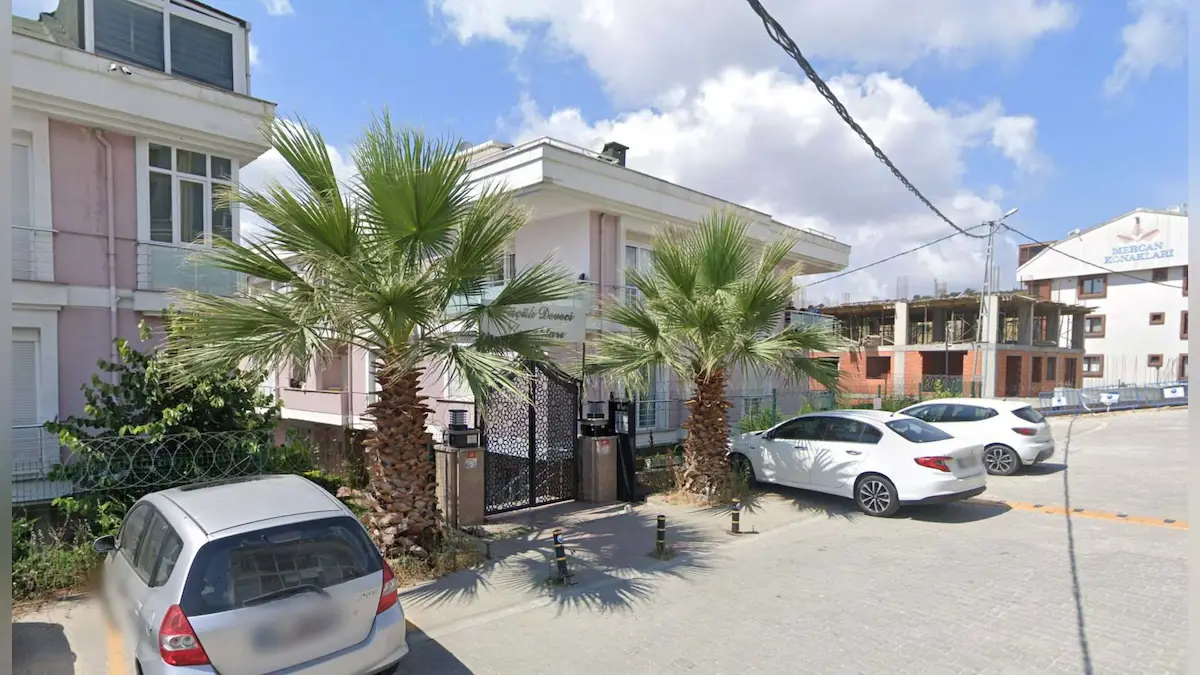 KÜÇÜKDEVECİ KONAKLARINDA EŞYALI | 3+1 SATILIK BAKIMLI DAİRE - CUMHURİYET MAHALLESİ 