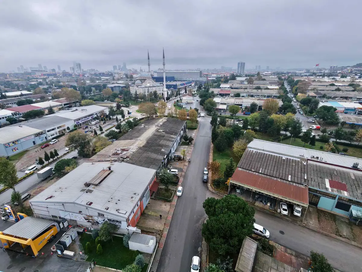 DUDULLU İMES'TE ÇOK İYİ KONUMDA 300M2 TABANLI SATILIK İŞ YERİ 2