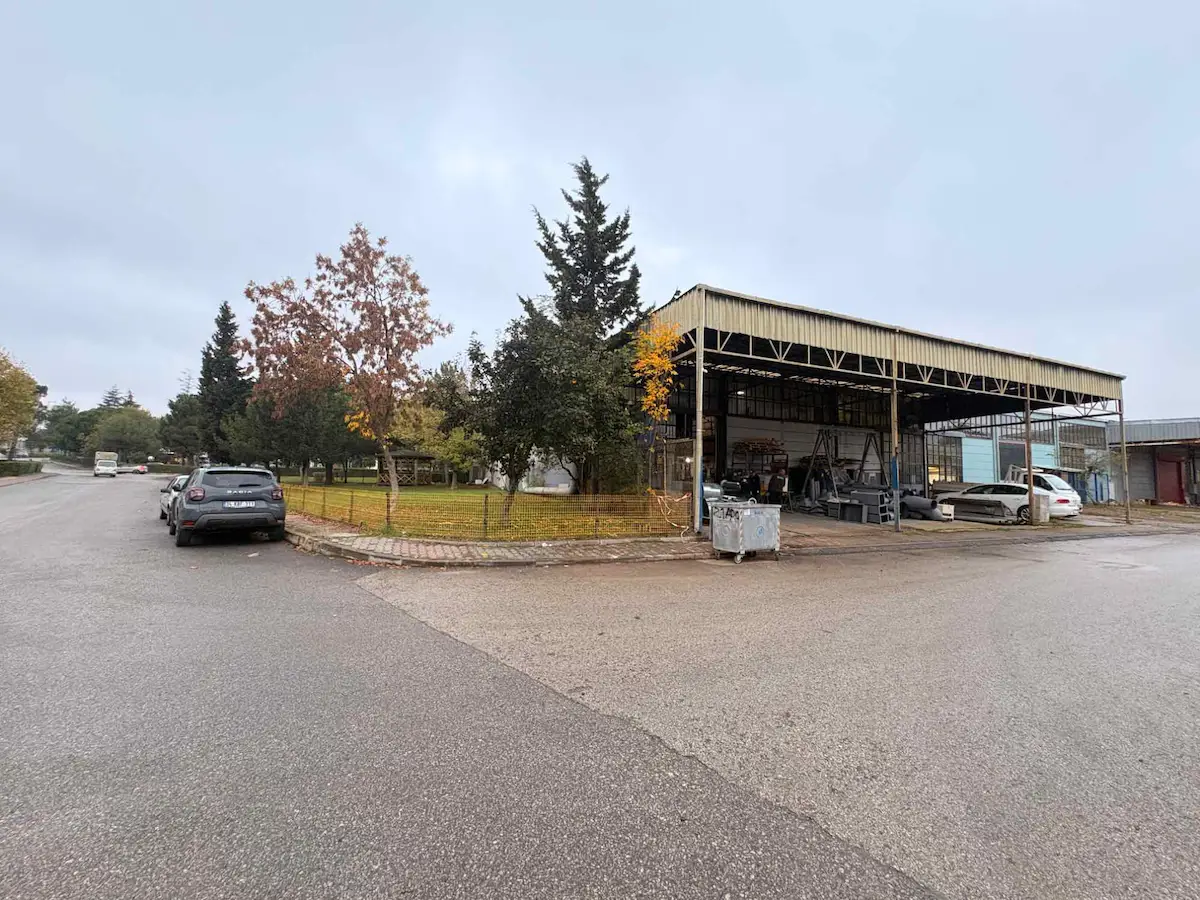 DUDULLU İMES'TE ÇOK İYİ KONUMDA 300M2 TABANLI SATILIK İŞ YERİ