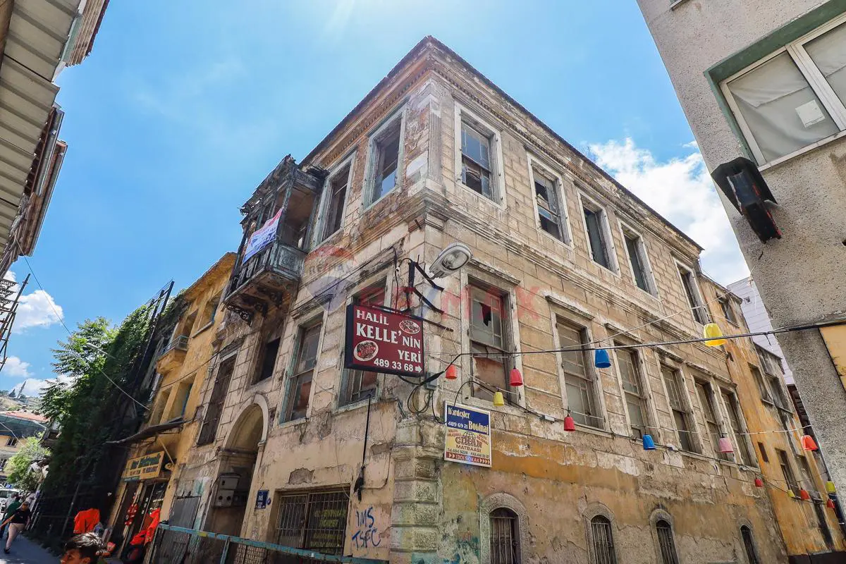 İzmir Basmane'de Tarihi Bina Osman Paşa Konağı