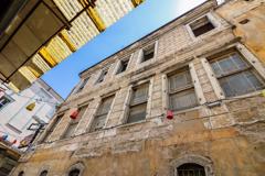 İZMIR BASMANE'DE TARIHI BINA OSMAN PAŞA KONAĞI