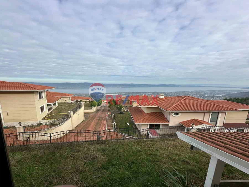 SAPANCA MAŞUKIYE MANZARALI SITE IÇINDE SATILIK VILLA
