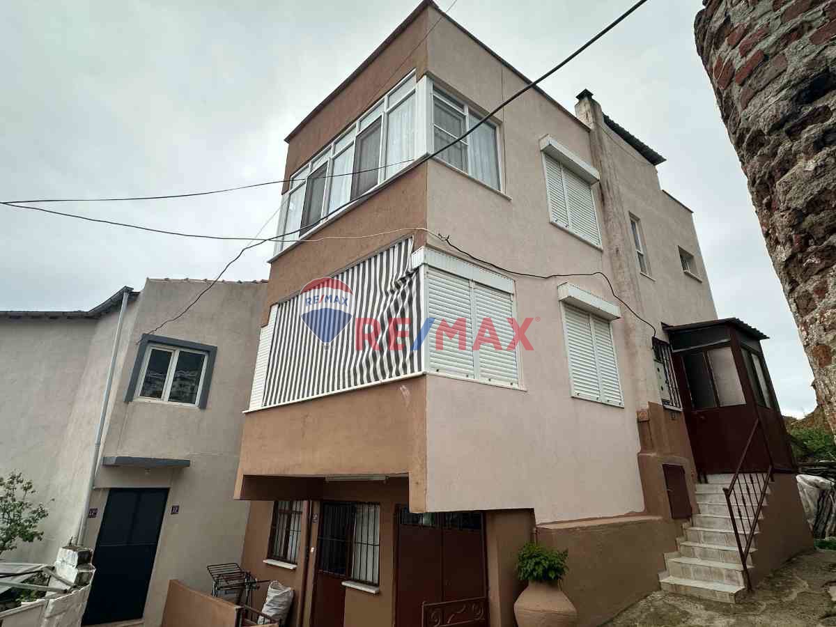 ALTINOLUK KÖY MERKEZİNDE 2,5 KATLI SATILIK MÜSTAKİL EV