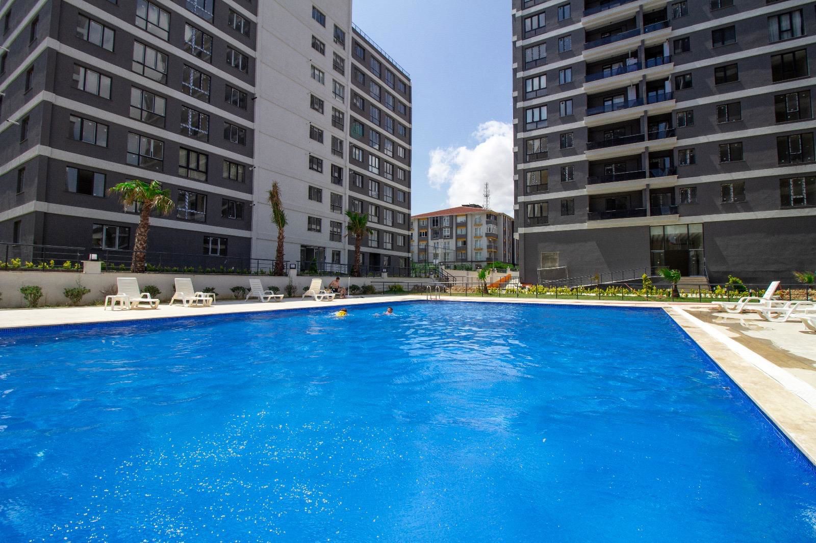 ÇORLU SİTE İÇİNDE HAVUZ CEPHELİ 1+1 EŞYALI KİRALIK DAİRE