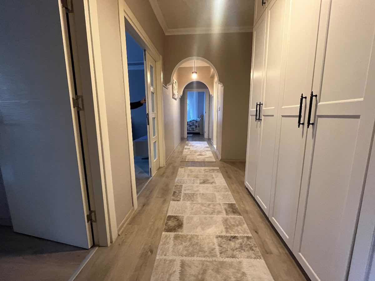 BARIŞ MAHALLESİ OTOBÜS DURAKLARININ ARKASINDA METROBÜSE YÜRÜME MESAFESİNDE SATILIK 3+1  DAİRE