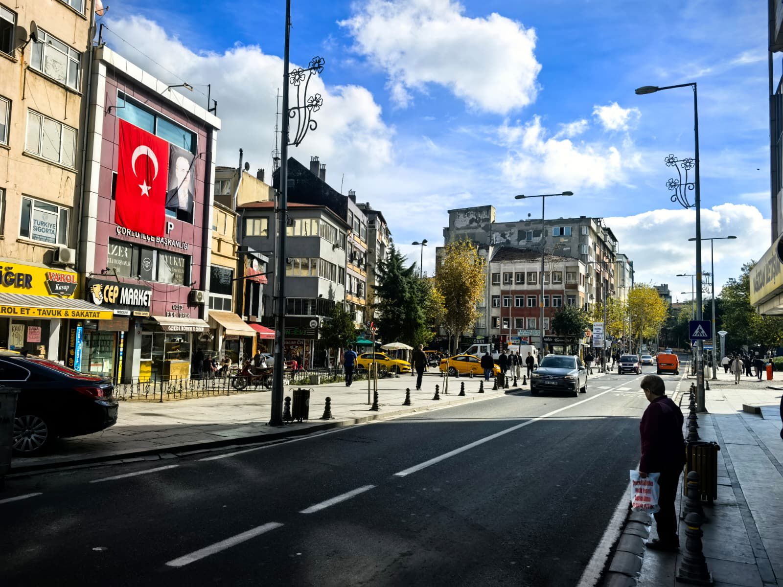 VAKIFLAR İŞ MERKEZINDE 600 M2 TERAS KULLANIMLI KIRALIK DÜKKAN.