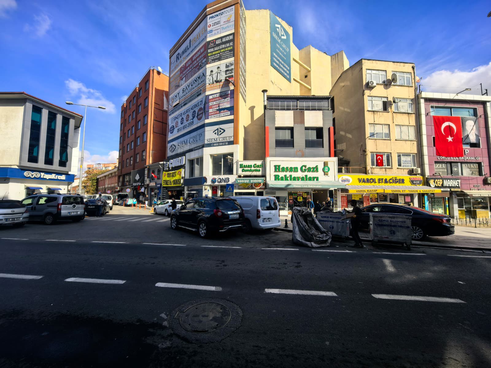 VAKIFLAR İŞ MERKEZINDE 600 M2 TERAS KULLANIMLI KIRALIK DÜKKAN.