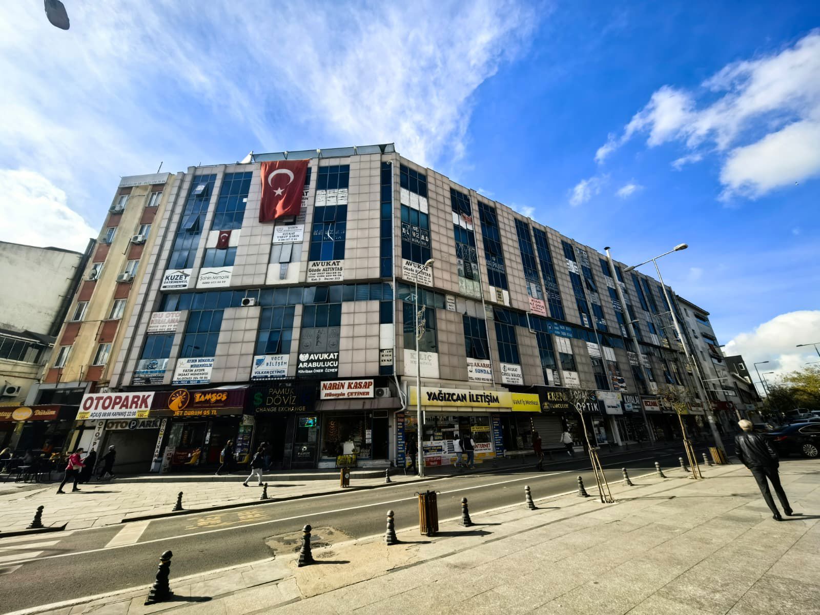 VAKIFLAR İŞ MERKEZINDE 600 M2 TERAS KULLANIMLI KIRALIK DÜKKAN.