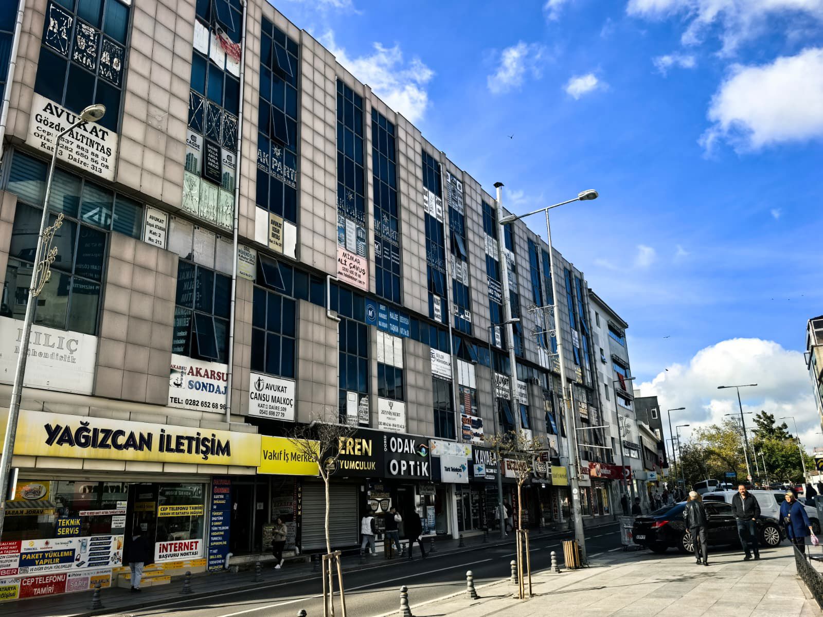 VAKIFLAR İŞ MERKEZINDE 600 M2 TERAS KULLANIMLI KIRALIK DÜKKAN.