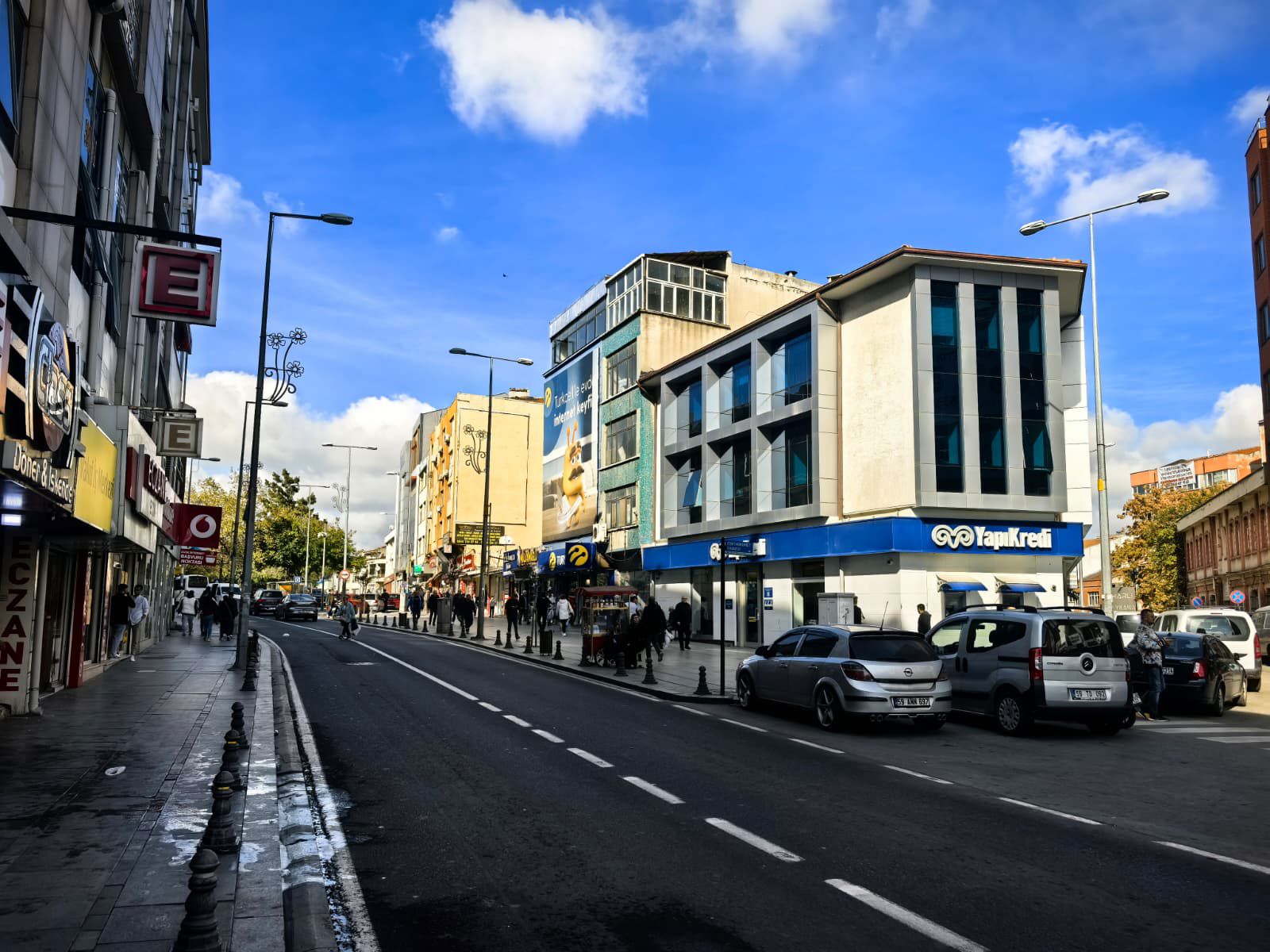 VAKIFLAR İŞ MERKEZINDE 600 M2 TERAS KULLANIMLI KIRALIK DÜKKAN.