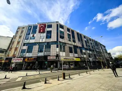 VAKIFLAR İŞ MERKEZINDE 600 M2 TERAS KULLANIMLI KIRALIK DÜKKAN.