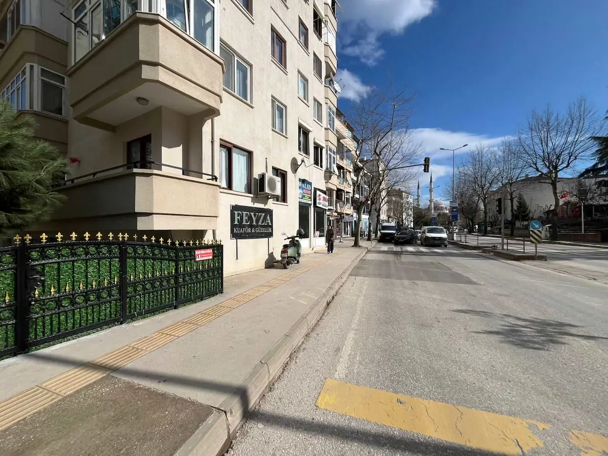 YALOVA MERKEZ’DE GİRİŞ KAT 65 M² NET KİRALIK DÜKKAN | DOĞALGAZ KOMBİLİ