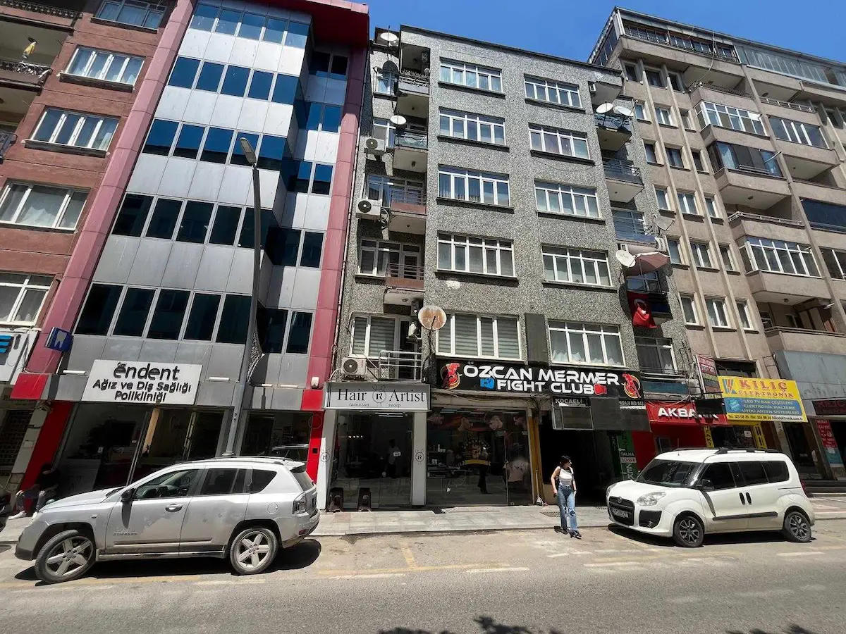İZMIT İNÖNÜ CADDESINDE 32 M2 TERASLI SATILIK 2+1 DAIRE