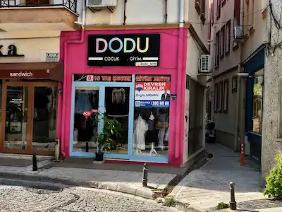 ÇANAKKALE MERKEZ KEMALPAŞA MAHALLESİ'NDE 50M2 DEVREN KIRALIK ÇOCUK GİYİM, SÜNNET VE ABİYE MAĞAZASI