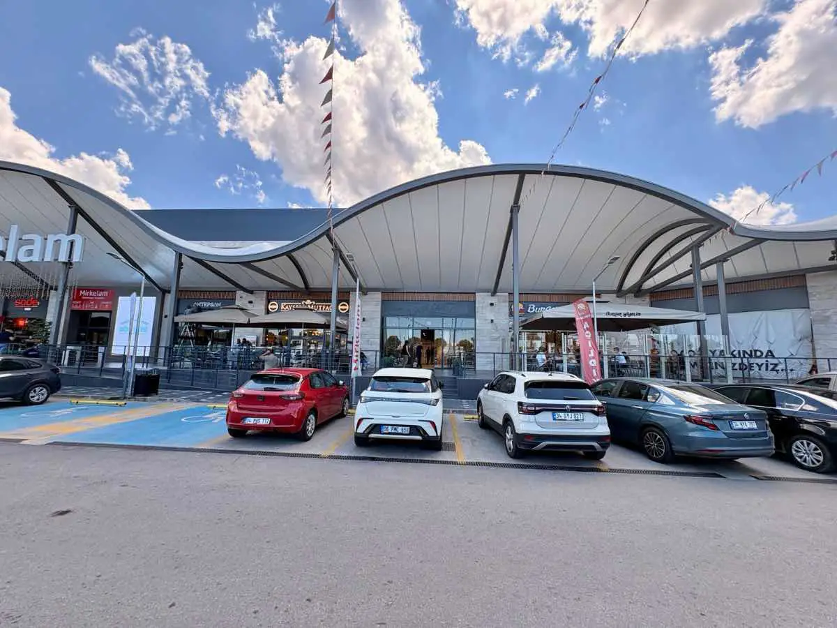 SAMANDIRA TEM OTOBANINDA MİRKELAM TESİSLERİNDE KİRALIK 145 M2+17 M2 KIRALIK DÜKKAN 2