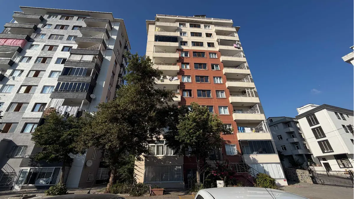 KARTAL YAKACIKTA, SİTE İÇERİSİNDE GENİŞ VE FERAH 3+1 SATILIK