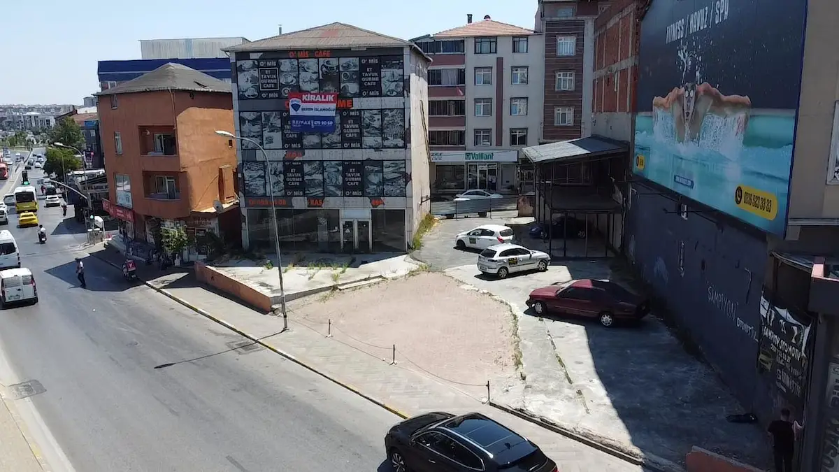 ÜMRANİYE ALEMDAĞ CAD. METROGARDEN AVM YANI 4 KATLI İŞ YERİ
