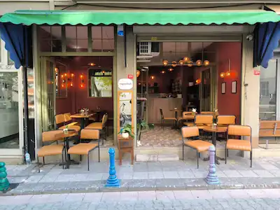 KADIKÖY MODA' DA MERKEZİ KONUMDA DEVREN KİRALIK CAFE