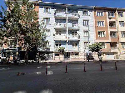 REMAXÇAKRA ÖMER ONAYCI/ YENIBAĞLAR'DA SATILIK 2+1 ARA KAT DAIRE