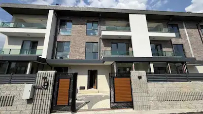 SERDİVAN YAZLIK MAH. 5+1 TRİBLEKS SİTE İÇİ VİLLA