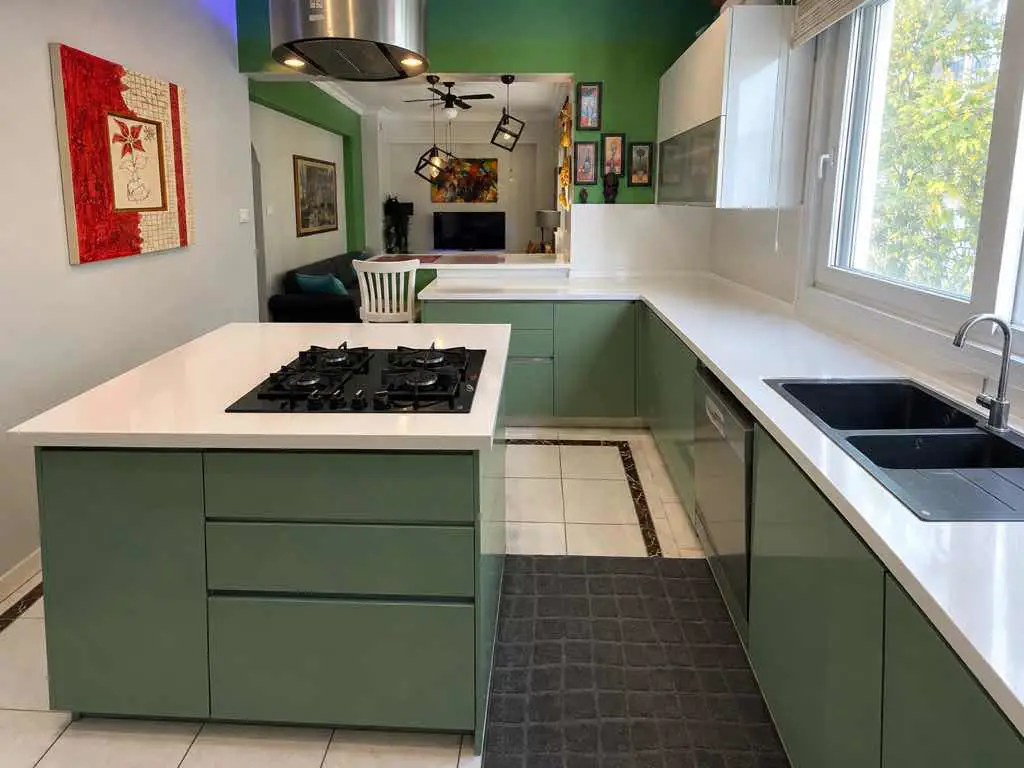 SUADİYE ÇAMLI SOKAKTA KATTA TEK 140M2 NET KİRALIK DAİRE