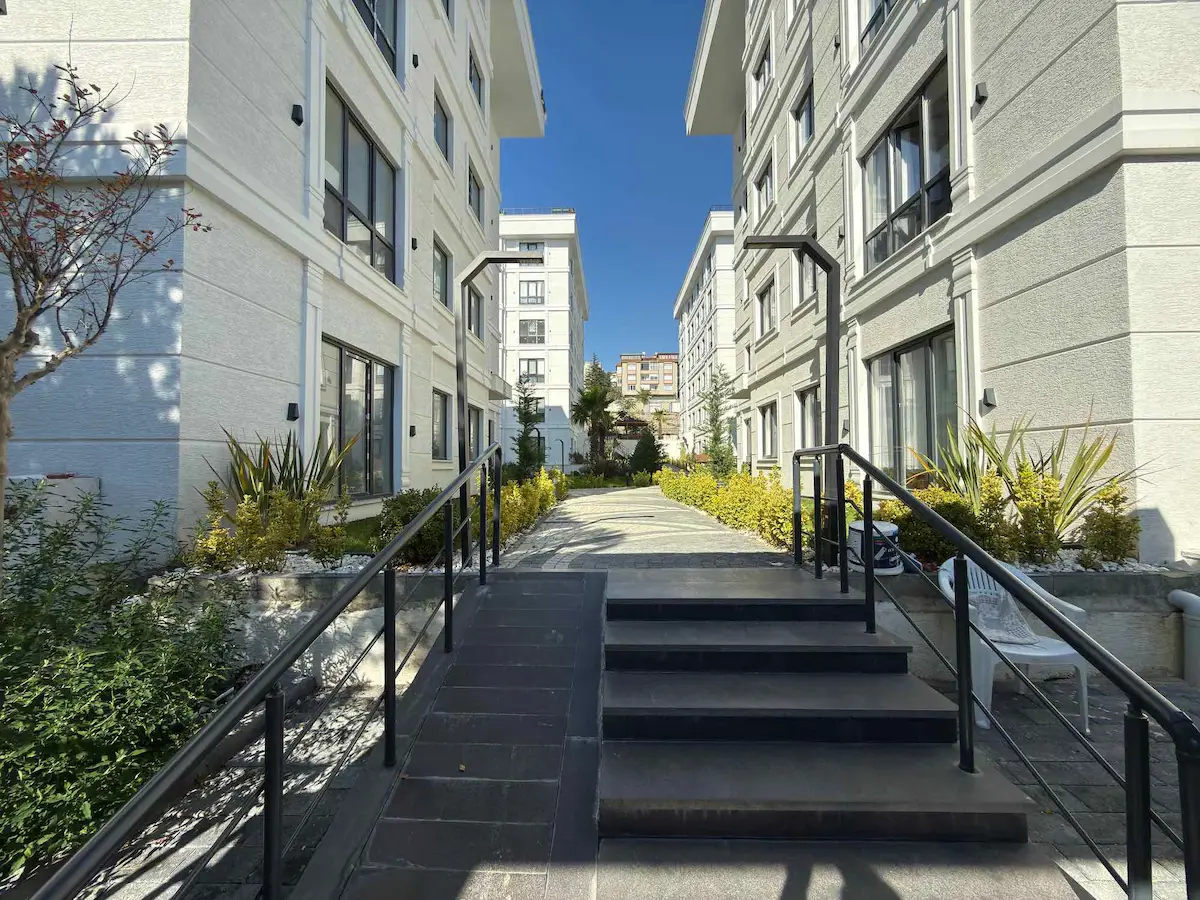 BÜYÜKÇEKMECE'DE LÜKS SİTEDE SATILIK 2+1 BAHÇE KATI - REMAX KAYA 2