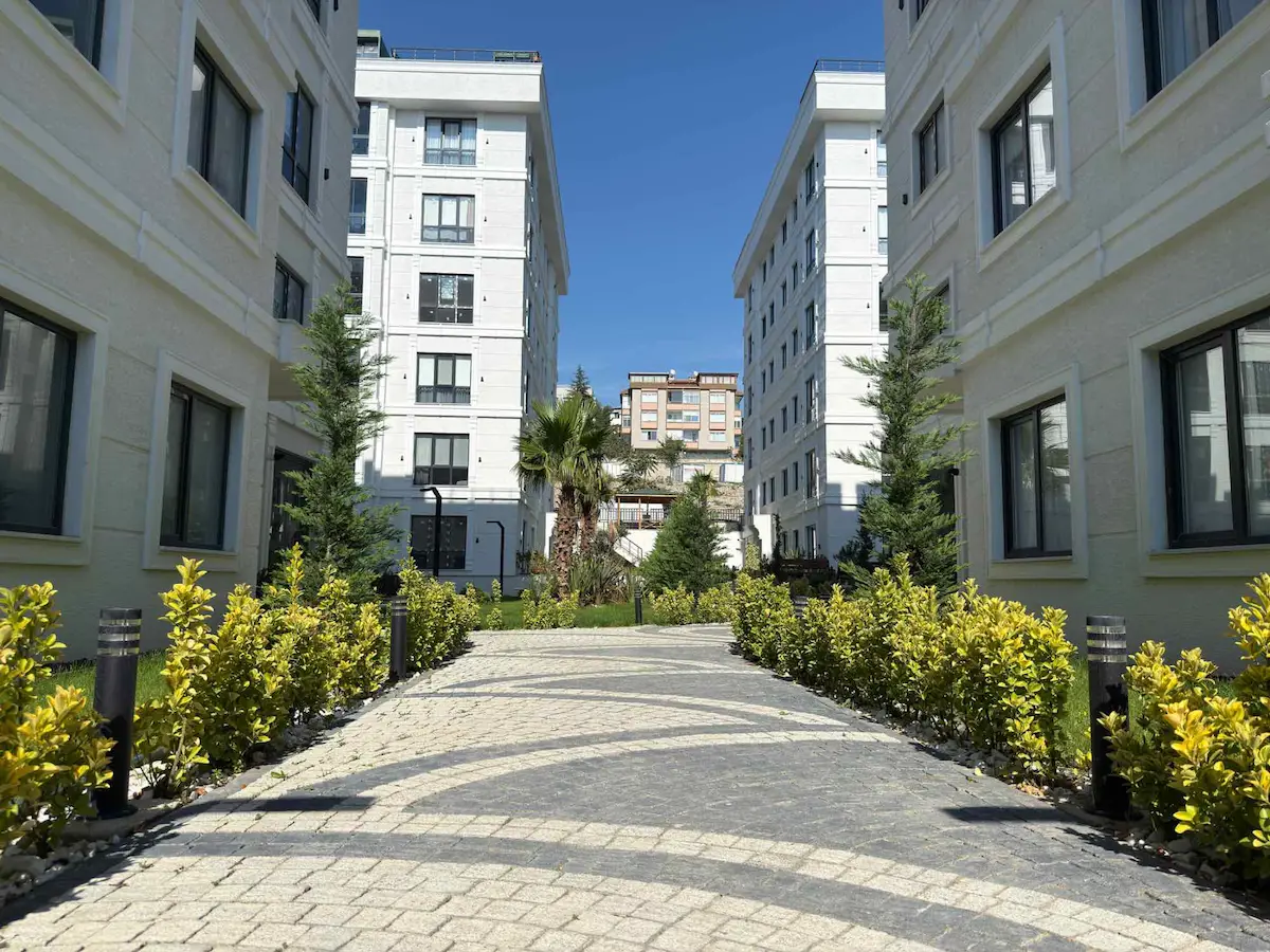 BÜYÜKÇEKMECE'DE LÜKS SİTEDE SATILIK 2+1 BAHÇE KATI - REMAX KAYA 3