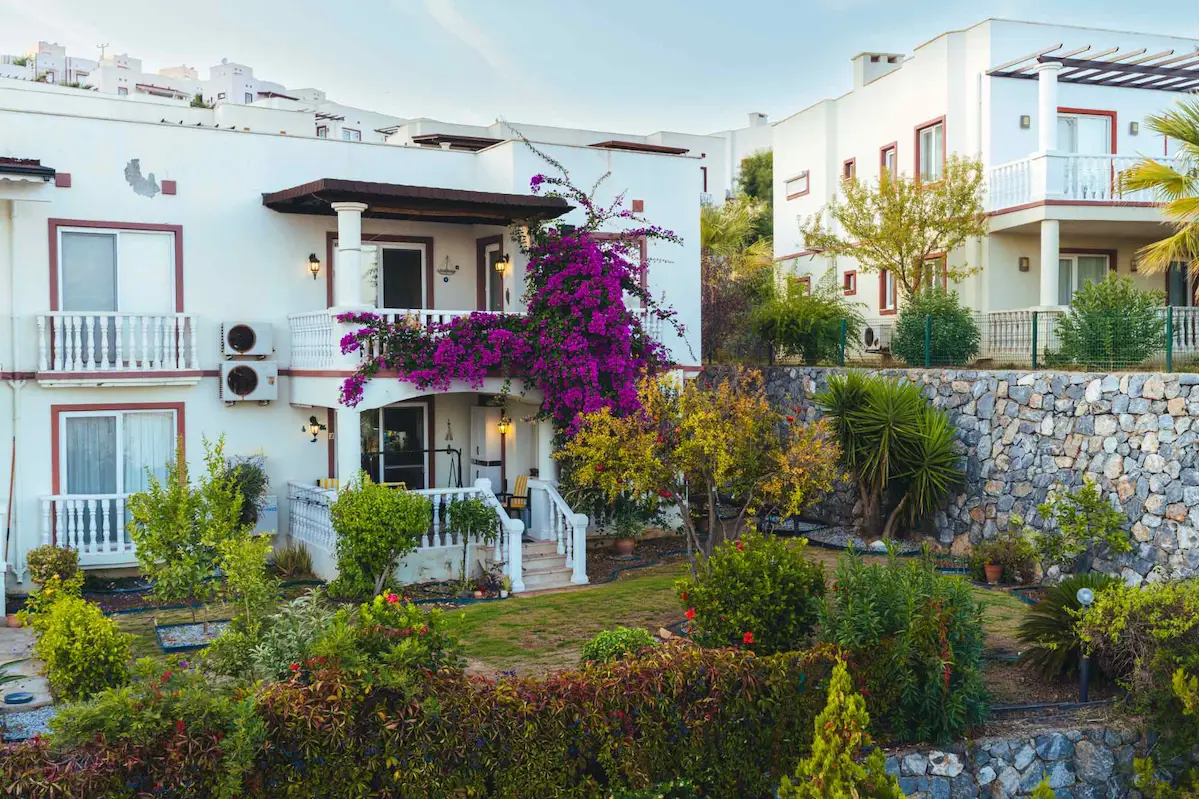 MİLAS BOĞAZİÇİ LAKESİDE GARDEN'DA 250 M² BAHÇELİ EŞYALI DAİRE