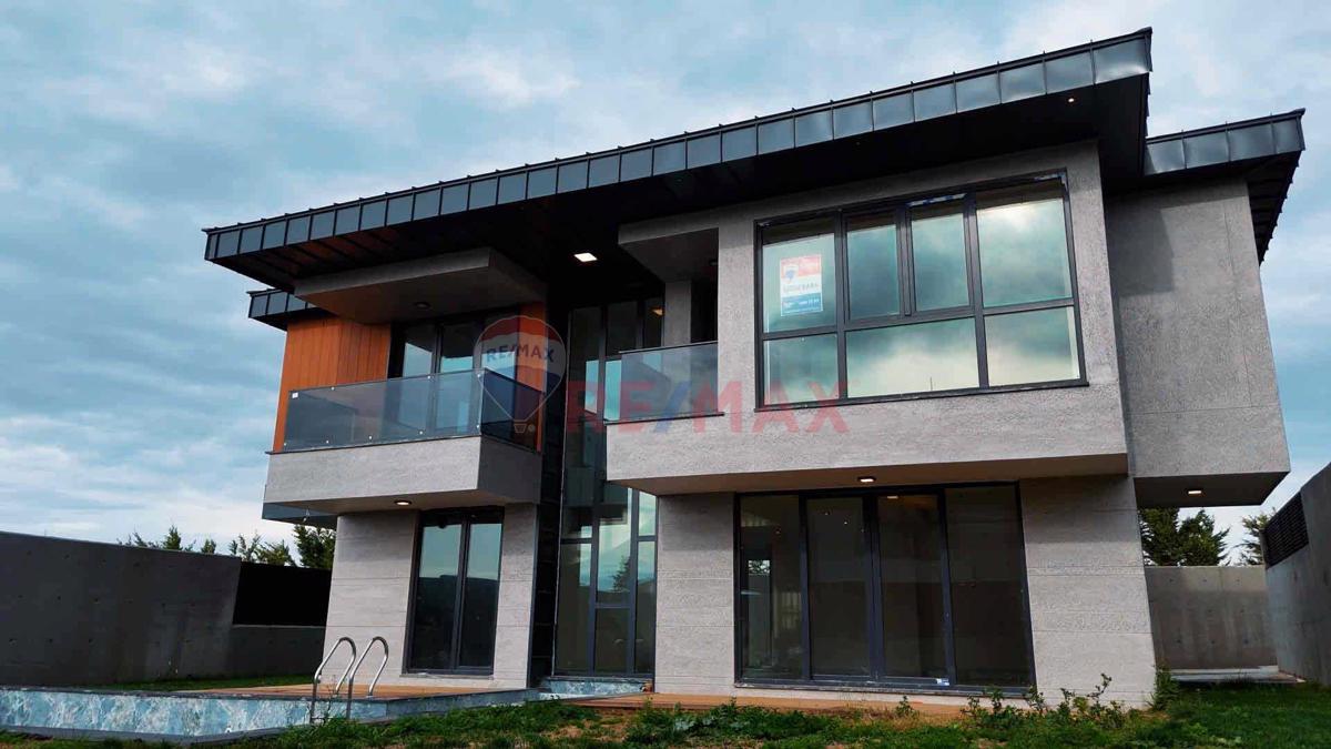 Doğayla İç İçe Lüks: Silivri Ortaköy’de 500 m² Havuzlu, Bahçeli, 4+1 Müstakil Villa
