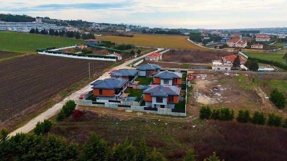 Doğayla İç İçe Lüks: Silivri Ortaköy’de 500 m² Havuzlu, Bahçeli, 4+1 Müstakil Villa