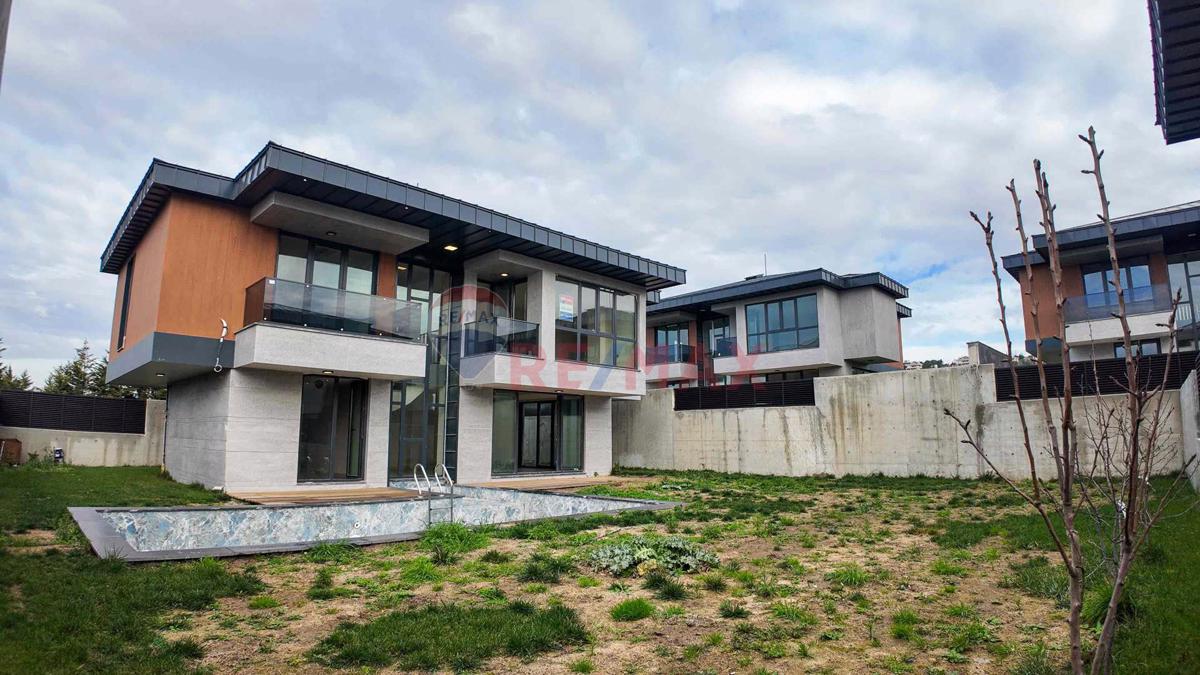 Doğayla İç İçe Lüks: Silivri Ortaköy’de 500 m² Havuzlu, Bahçeli, 4+1 Müstakil Villa