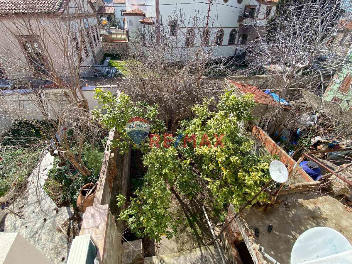 AYVALIK MERKEZDE GENİŞ BAHÇELİ 5+1 TARİHİ TAŞ RUM EVİ