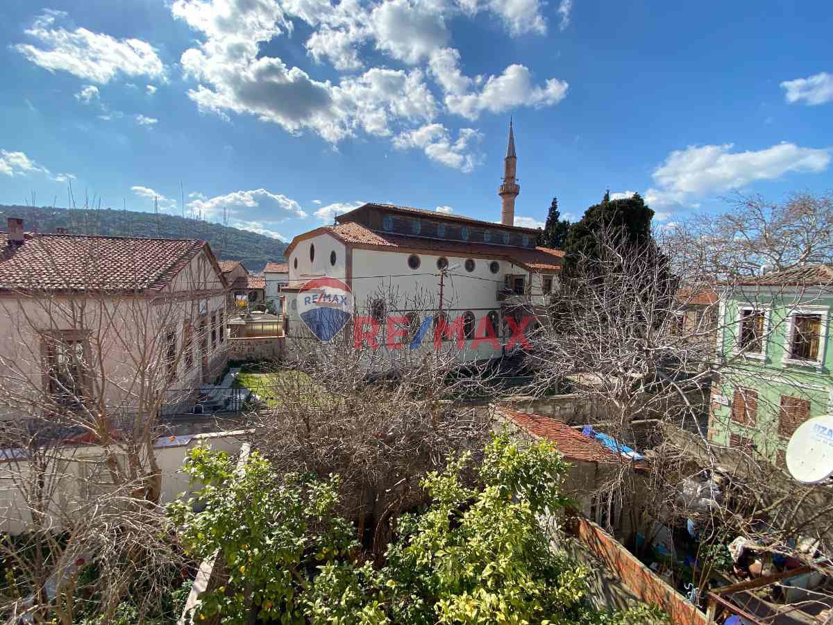 AYVALIK MERKEZDE GENİŞ BAHÇELİ 5+1 TARİHİ TAŞ RUM EVİ