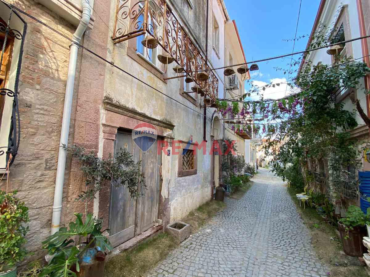 AYVALIK MERKEZDE GENİŞ BAHÇELİ 5+1 TARİHİ TAŞ RUM EVİ