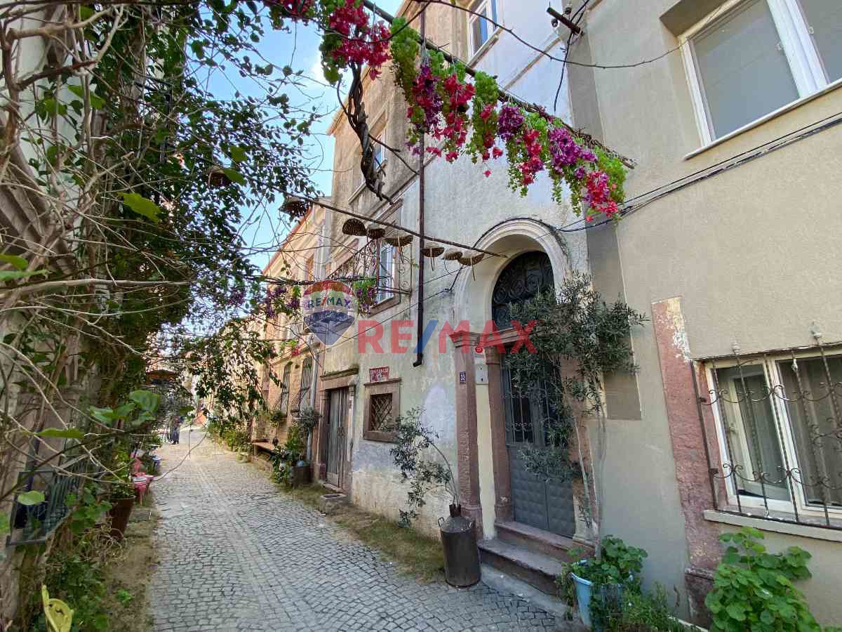 AYVALIK MERKEZDE GENİŞ BAHÇELİ 5+1 TARİHİ TAŞ RUM EVİ