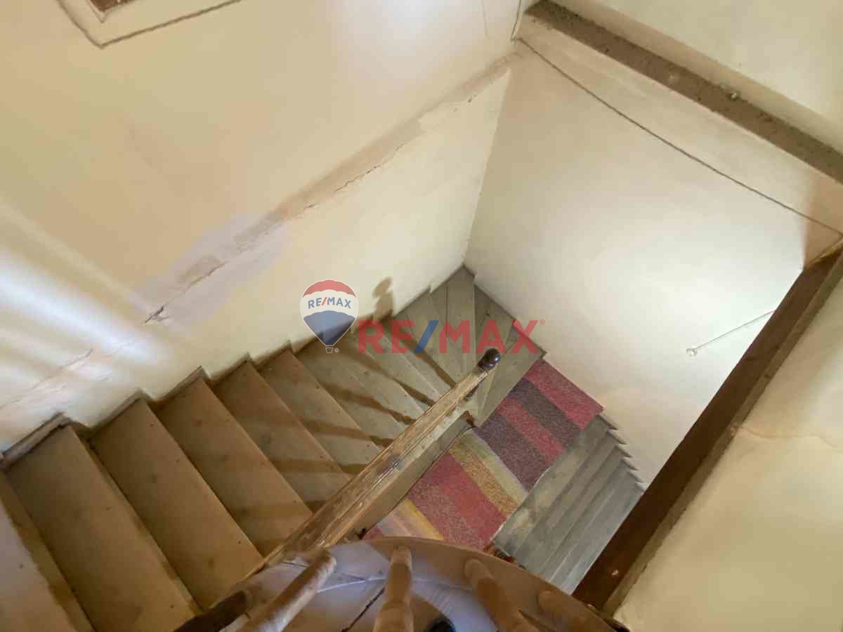 AYVALIK MERKEZDE GENİŞ BAHÇELİ 5+1 TARİHİ TAŞ RUM EVİ