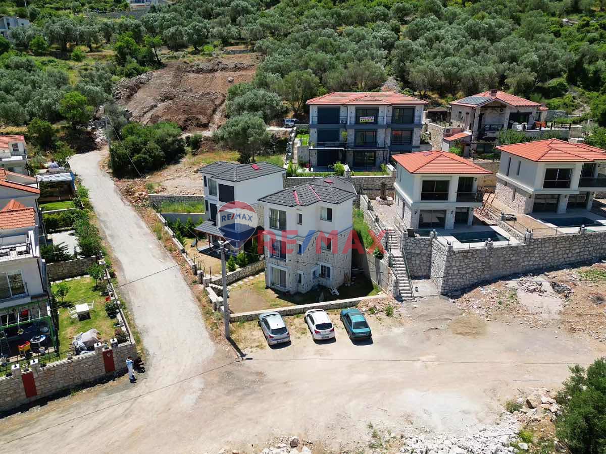 SAİP KÖYÜ'NDE MÜSTAKİL DENİZ VE DOĞA MANZARALI TRİPLEKS VİLLA