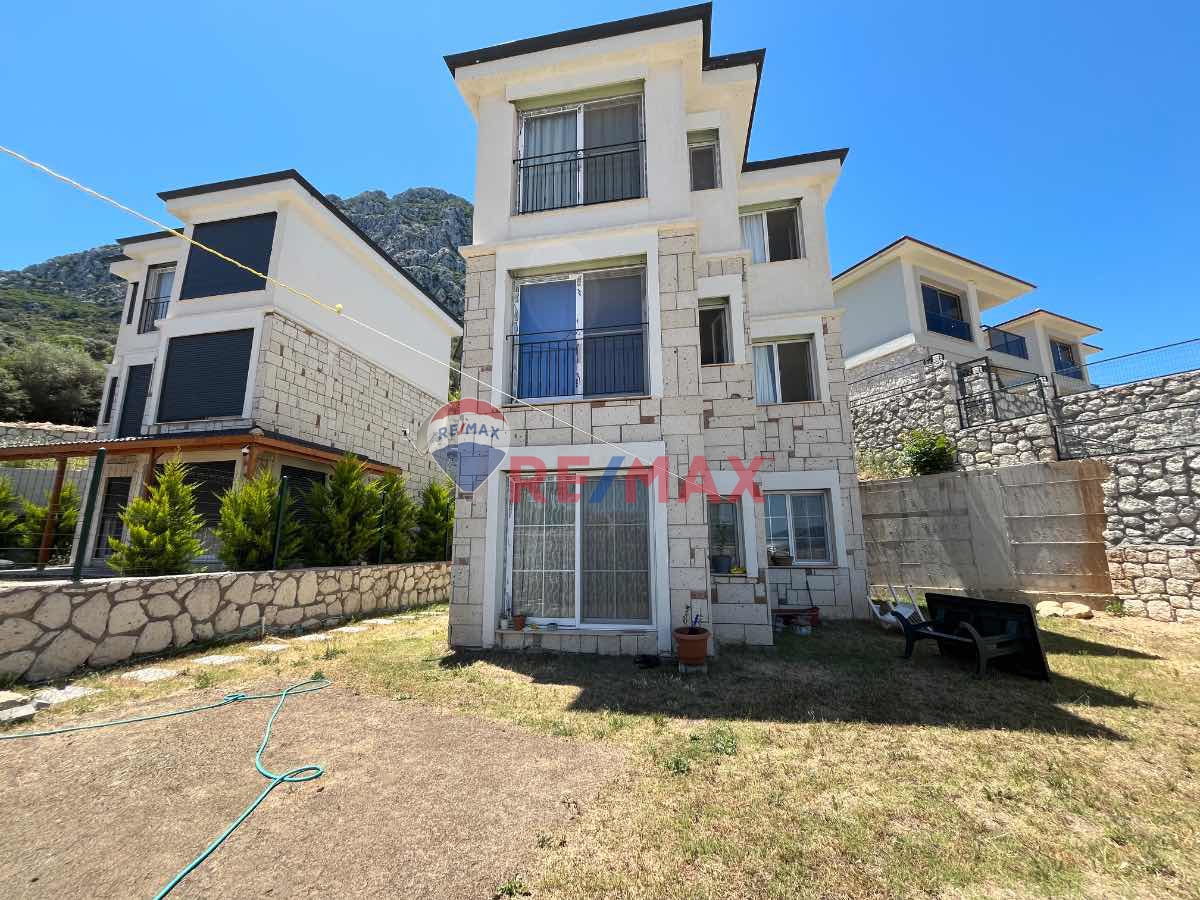 SAİP KÖYÜ'NDE MÜSTAKİL DENİZ VE DOĞA MANZARALI TRİPLEKS VİLLA