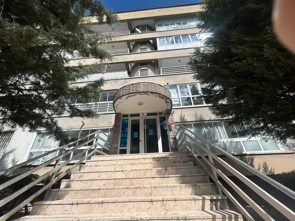ERYAMAN GÜZELKENT MAHALLESİ ÖZ MUHTARLAR SİTESİNDE  ARA KAT 3+1 SATILIK FIRSAT DAİRE