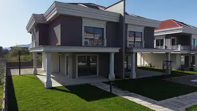 GÜLYALI’NIN EN PRESTIJLI LOKASYONUNDA, OTURUMA HAZIR MODERN VILLA