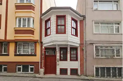 ÜSKÜDARDA TESCILLI TARIHI EV | SARNIÇLI, KUYULU, BAHÇELI