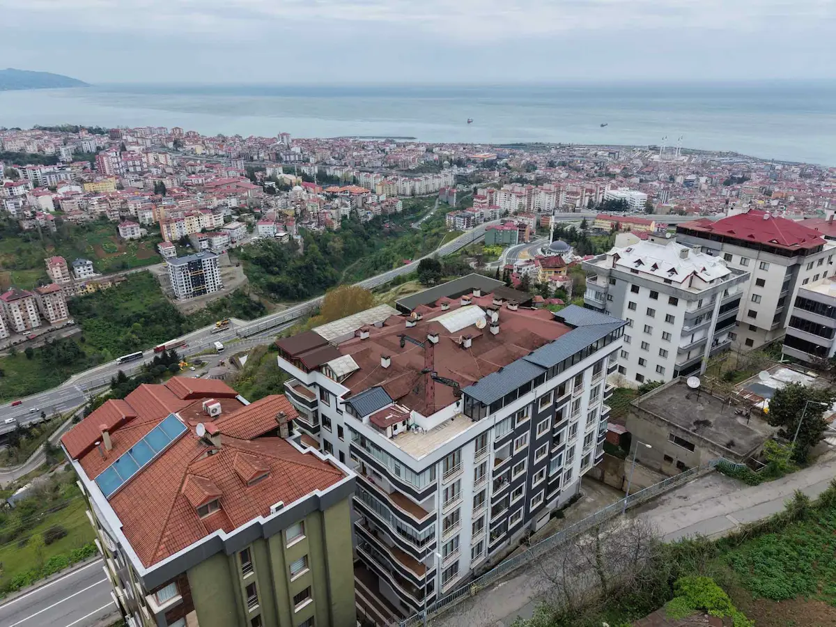 BOZTEPE DE MANZARALI ANAYOL ÜZERİNDE SATILIK 3+1 DAİRE